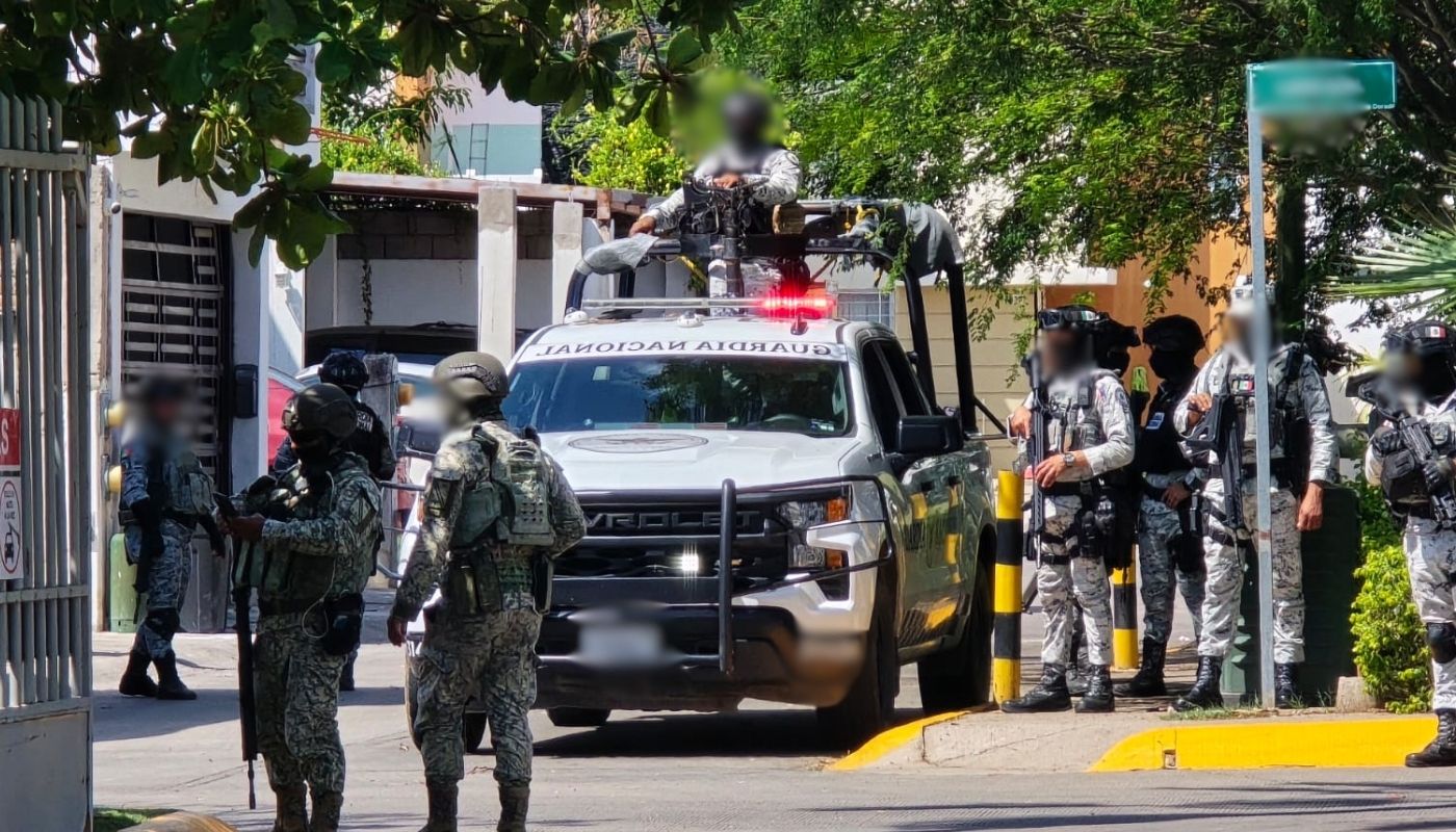 Camioneta de la Guardia Nacional con elementos alrededor