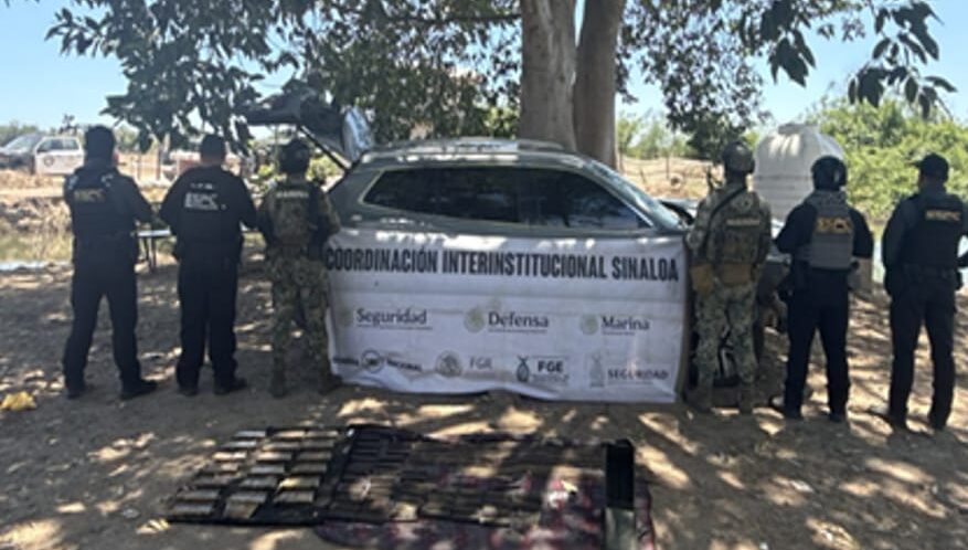 Elementos de seguridad con una lona de la Marina