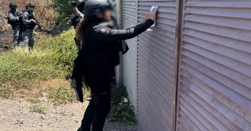 Autoridades durante el operativo en Los Mochis.