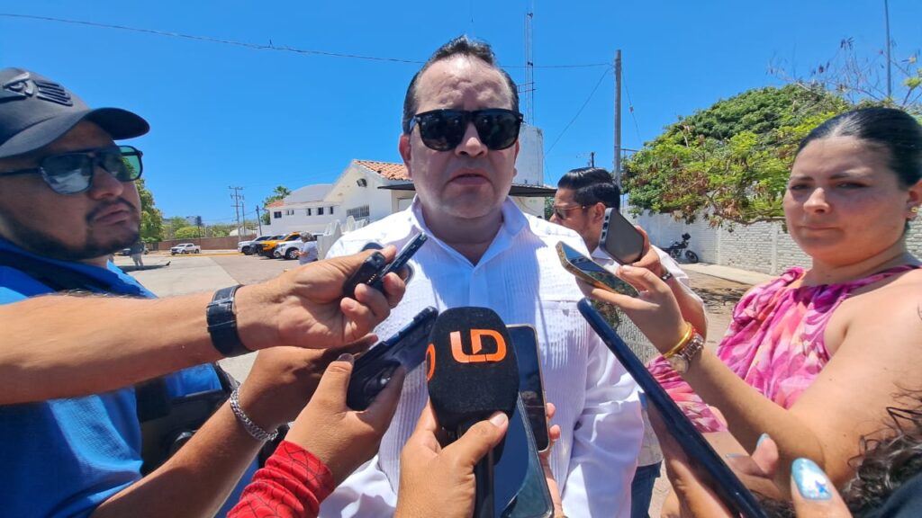 Pablo Francisco Bedoya Bañuelos hablando con los medios