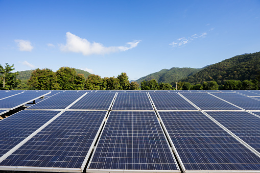 Paneles solares y cielo azul