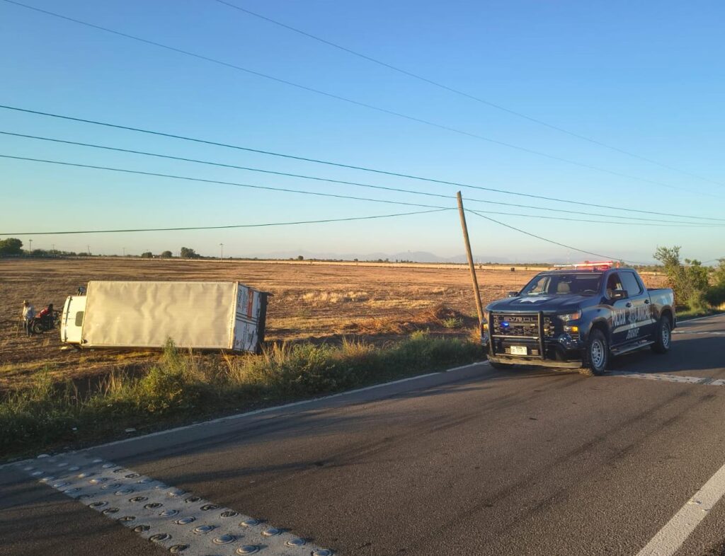 Camioneta de la Policía Estatal en la carretera