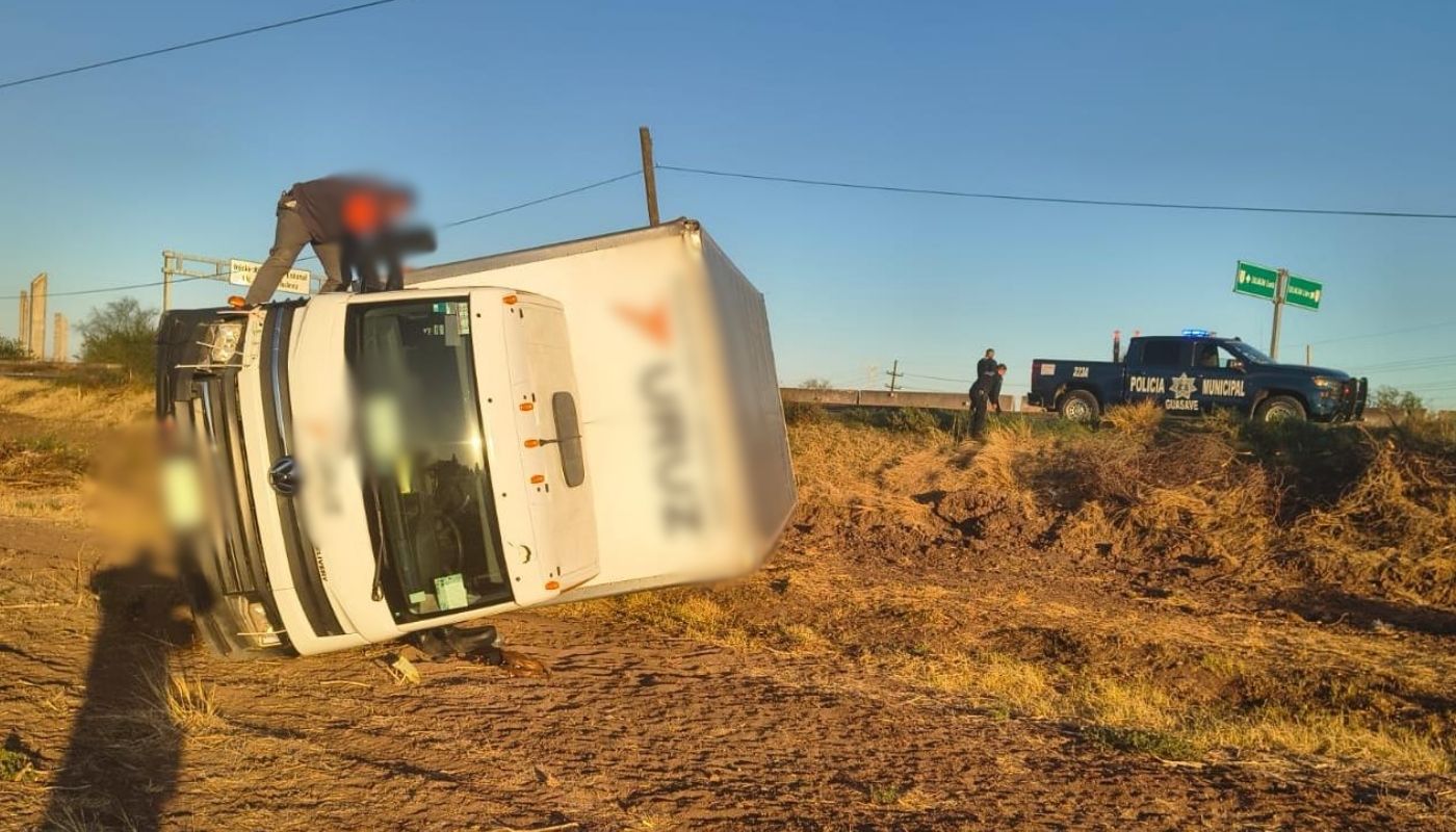 Camión de paquetería volcado junto a una persona sobre de el