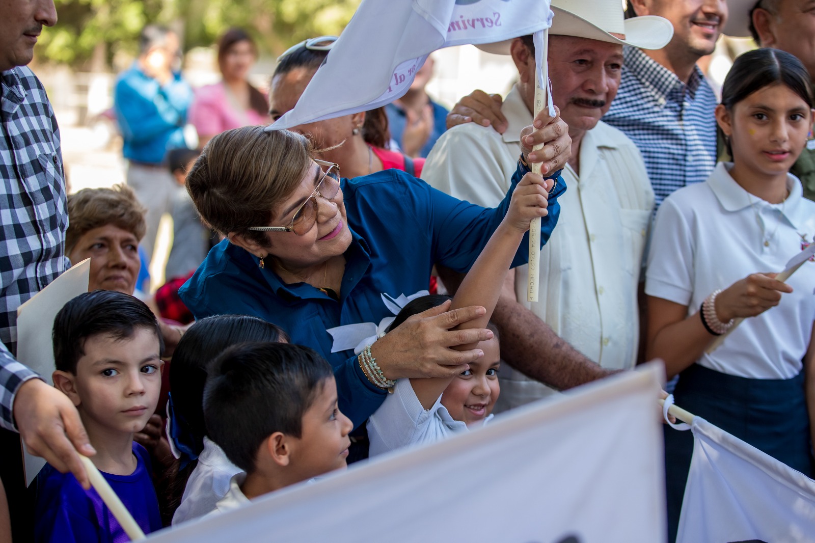 Alcaldesa Cecilia Ramírez dando banderazo junto a alumnos.