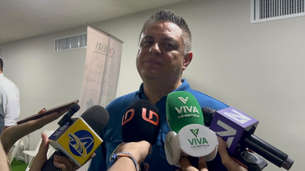 Paúl Ernesto Ahumada Cervantes hablando con los medios
