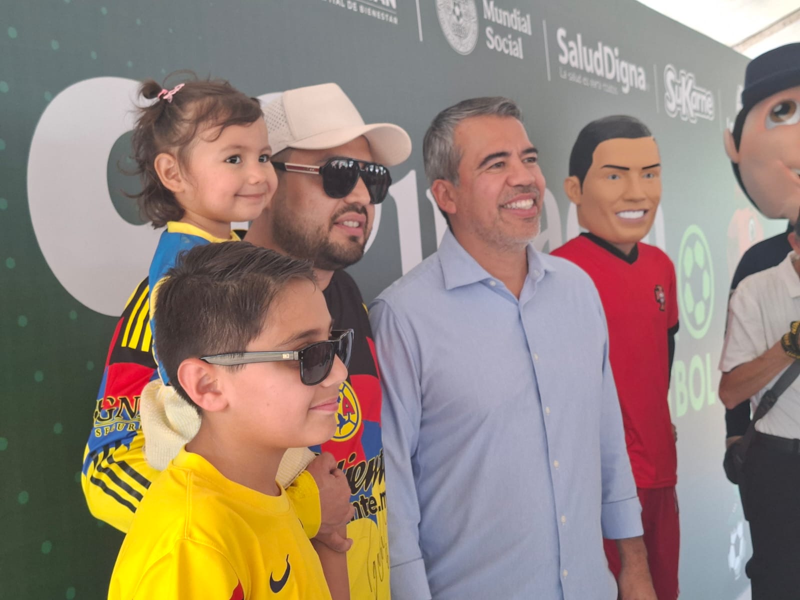 Pavel Pardo, exjugador nacional de fútbol, junto a personas en un evento de firma de autógrafos en Culiacán