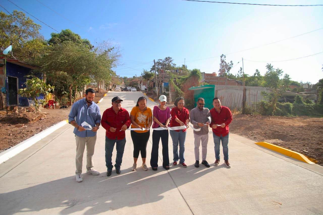 Estrella Palacios inaugurando la pavimentación de la calle Josefa Ortiz de Domínguez en la colonia Ejidal.