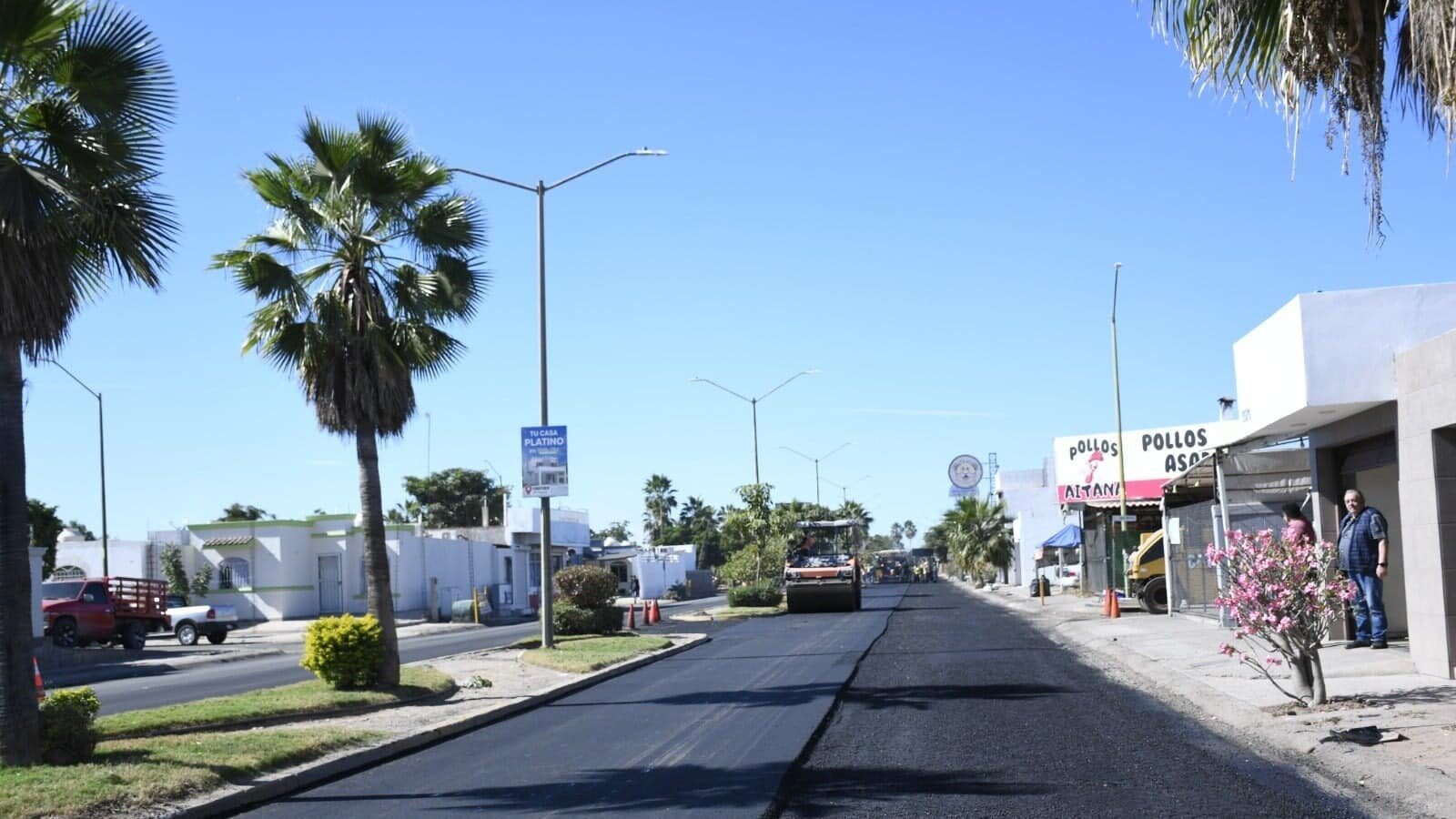 Máquina pesada con la calle pavimentada