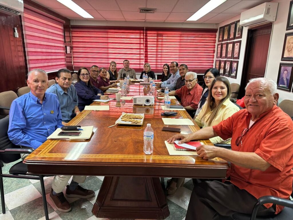Reunión informativa con personal de Infonavit, funcionarios y sector privado.