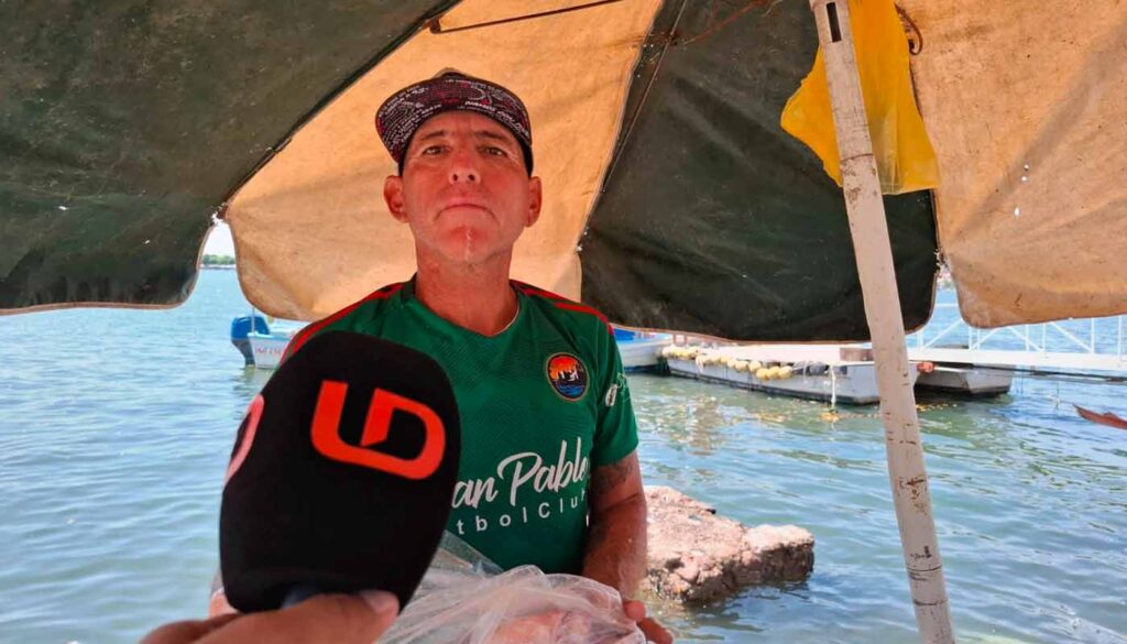 Pescador sobre efectos del mar de fondo en Mazatlán 