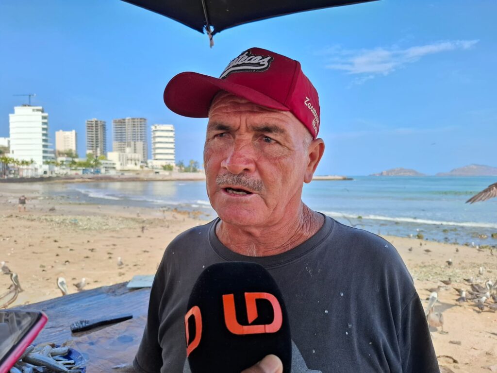 Señor con gorra roja y el micrófono de LD
