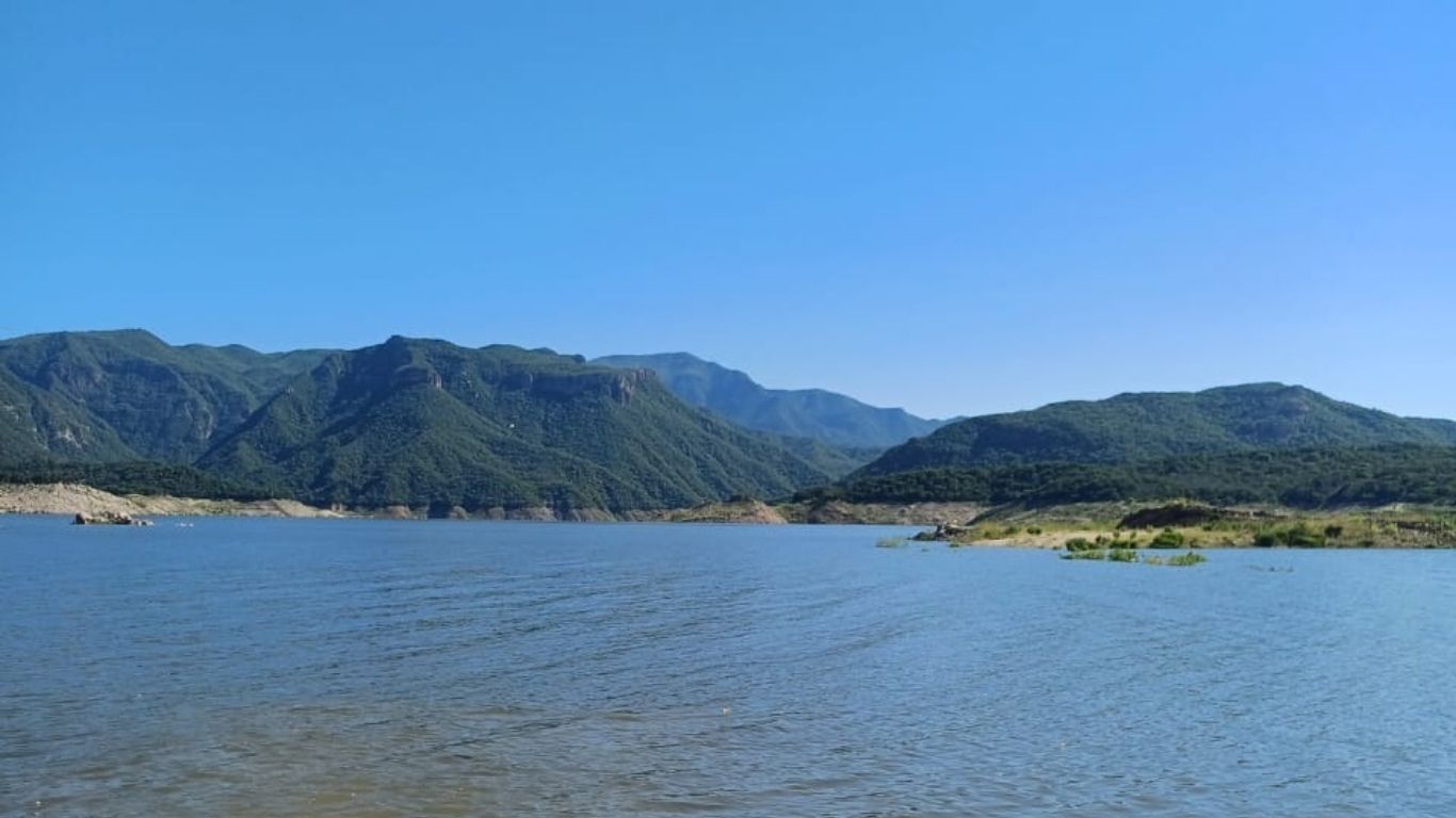 Presa con agua y cerros de fondo