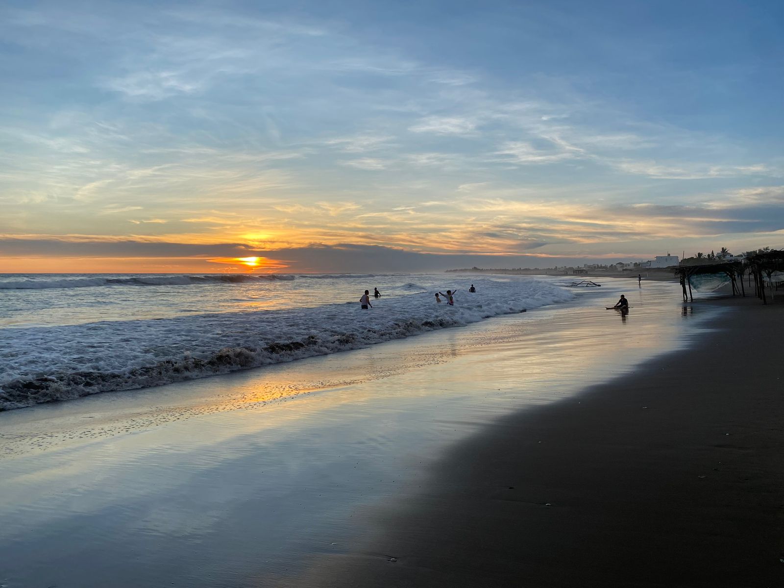 Atardecer en una playa de Guasave.