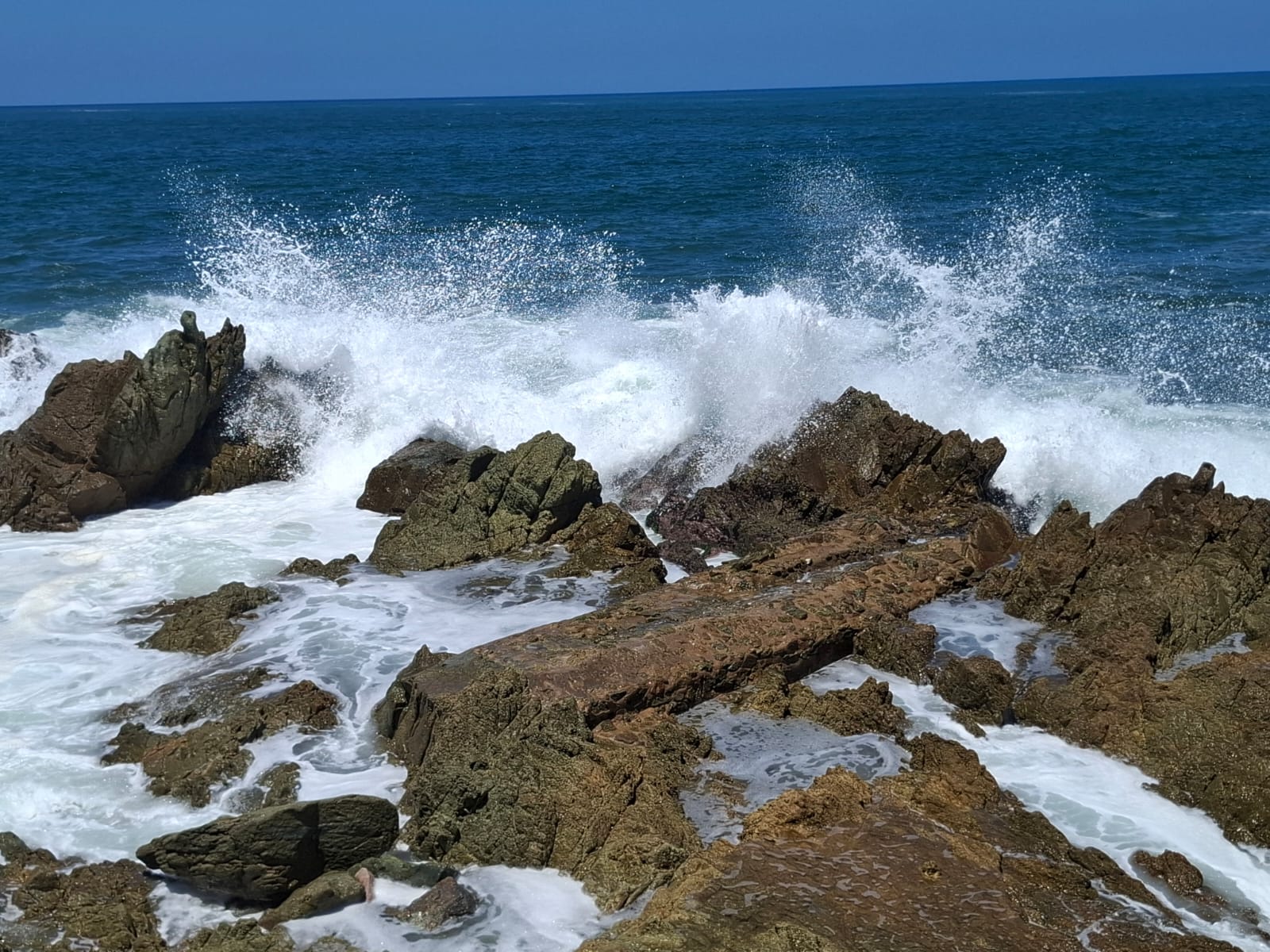 Olas chocando con las rocas en el mar de Mazatlán.