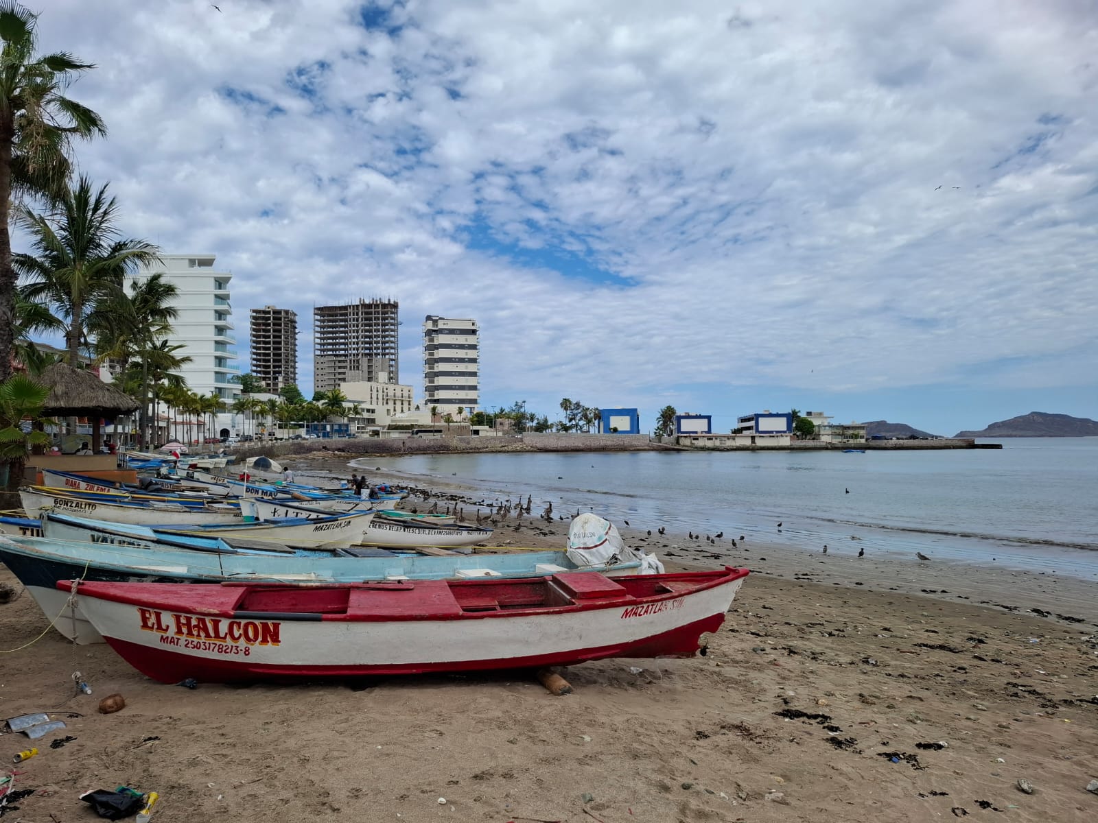 Pangas a la orilla de la Playa Norte en Mazatlán.