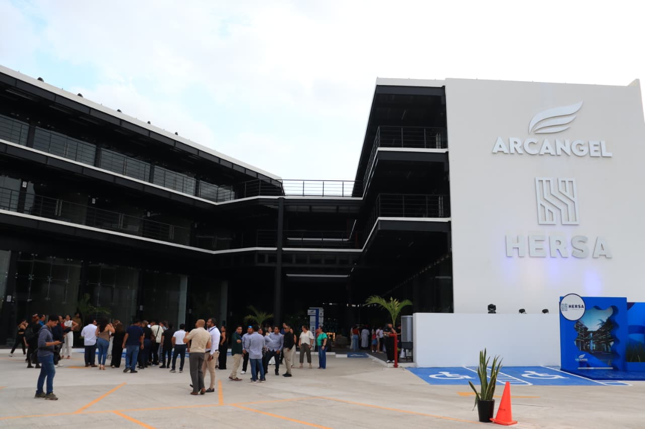 Inauguración de la plaza Arcángel en Mazatlán.