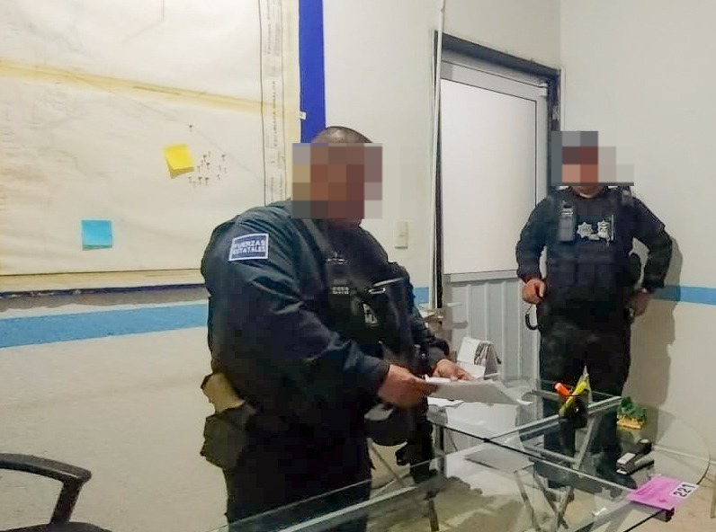 Elementos policiacos en una oficina