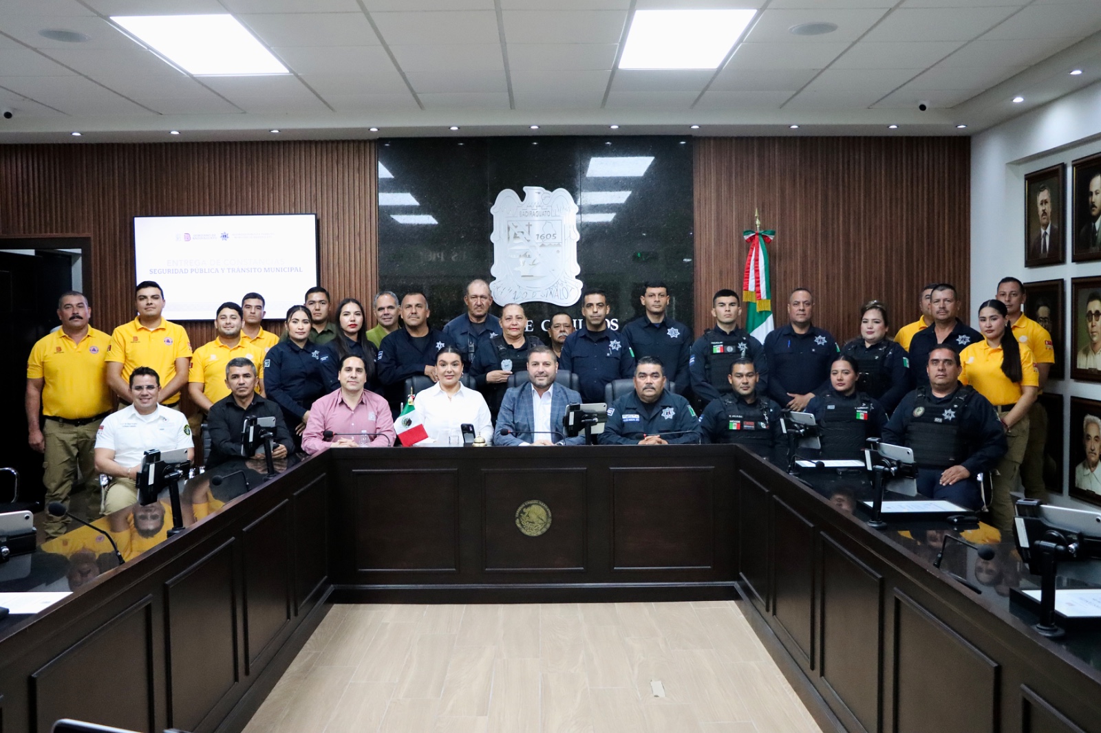 Policías junto a alcalde de Badiraguato