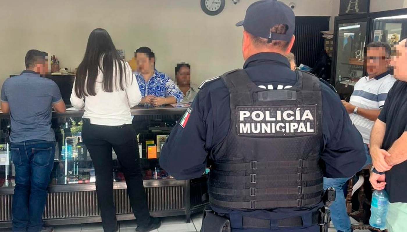 Policía Municipal de guasave habla con dueños de negocio