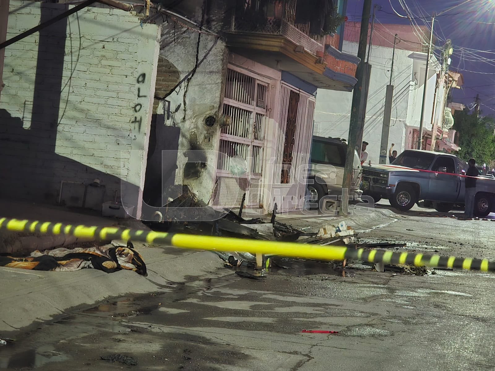 calle de noche con cinta amarilla de delimitación
