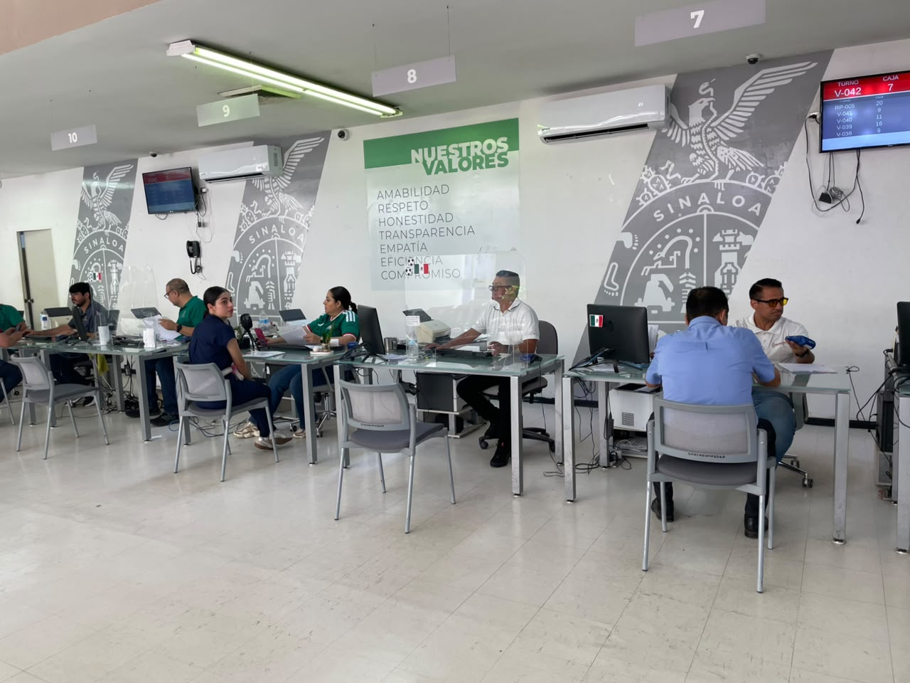 Contribuyentes acudieron aprovechar el último día del programa ponte al corriente, entre otros.