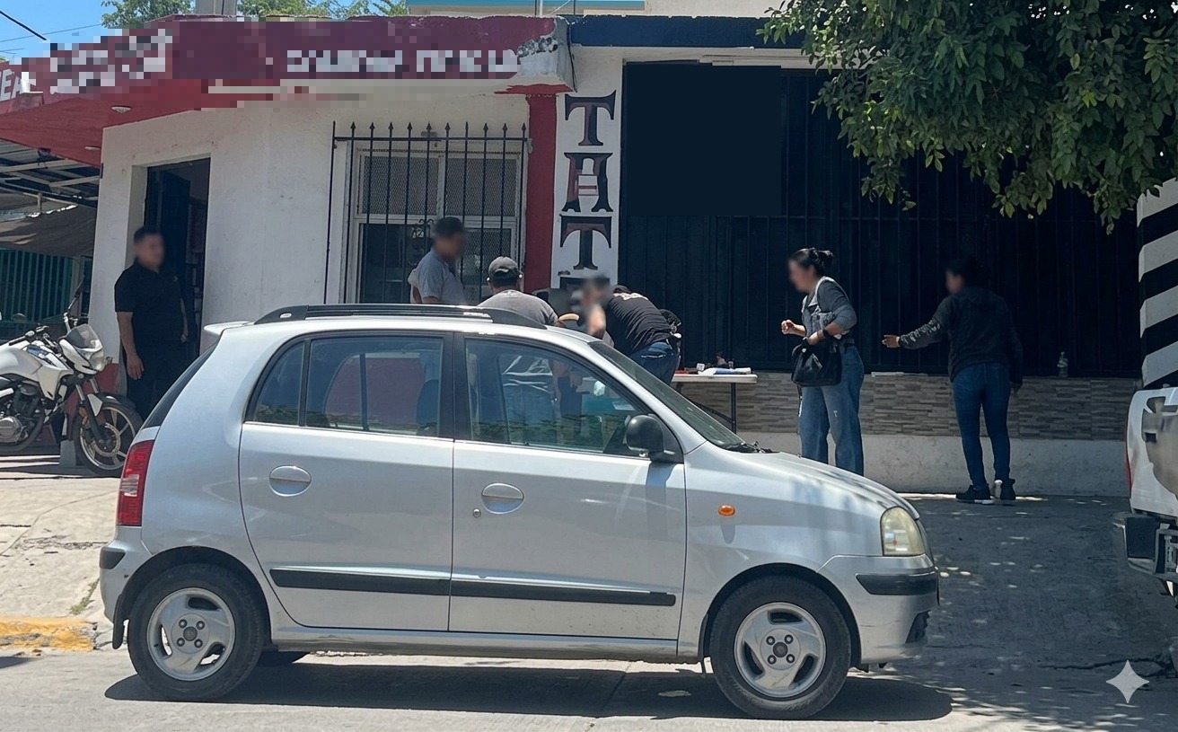 Carro de color gris junto a personas en una mesa color blanco