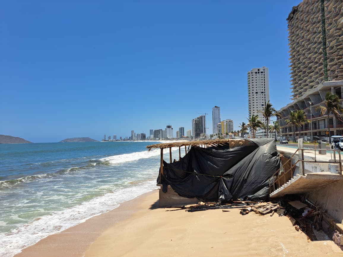 Palapa a la orilla del mar