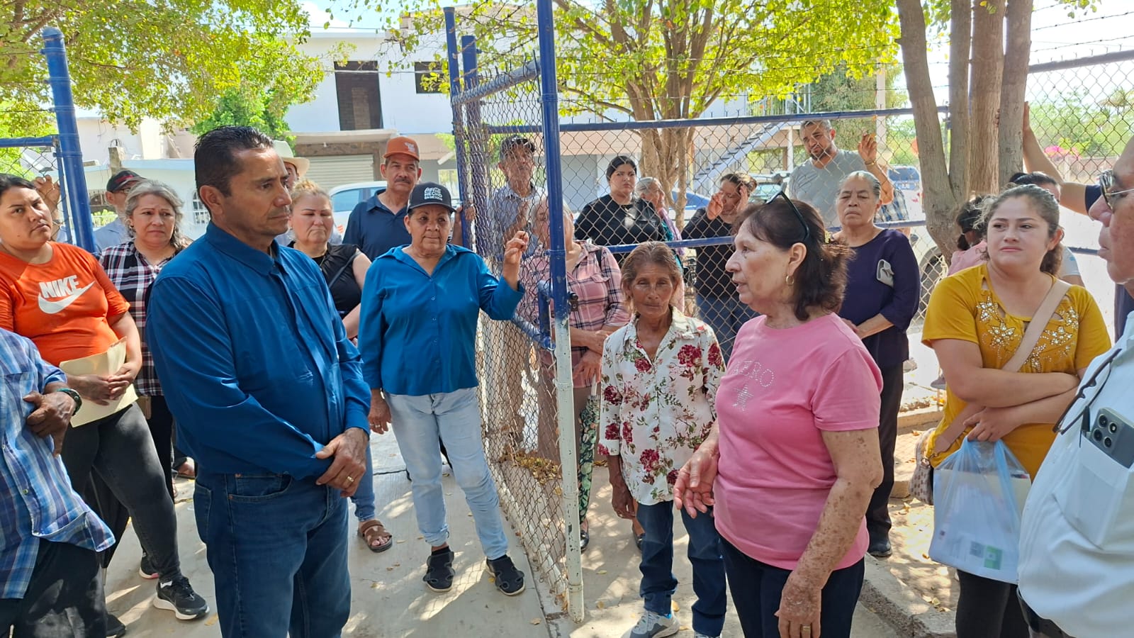 Personas reunidas hablando