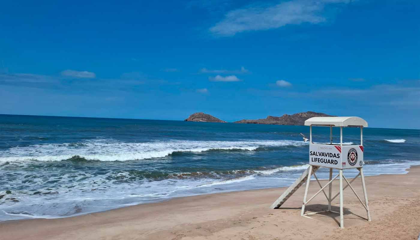 Puesto de vigilancia de salvavidas en playa de Mazatlán