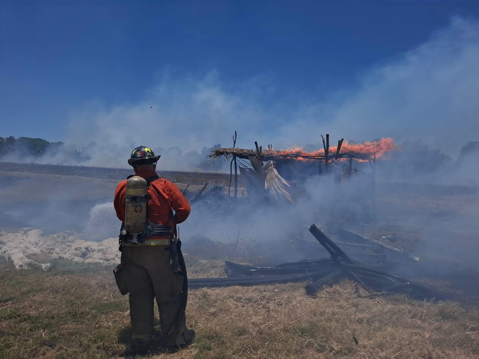 Elemento de Bomberos combatiendo una quema de soca.