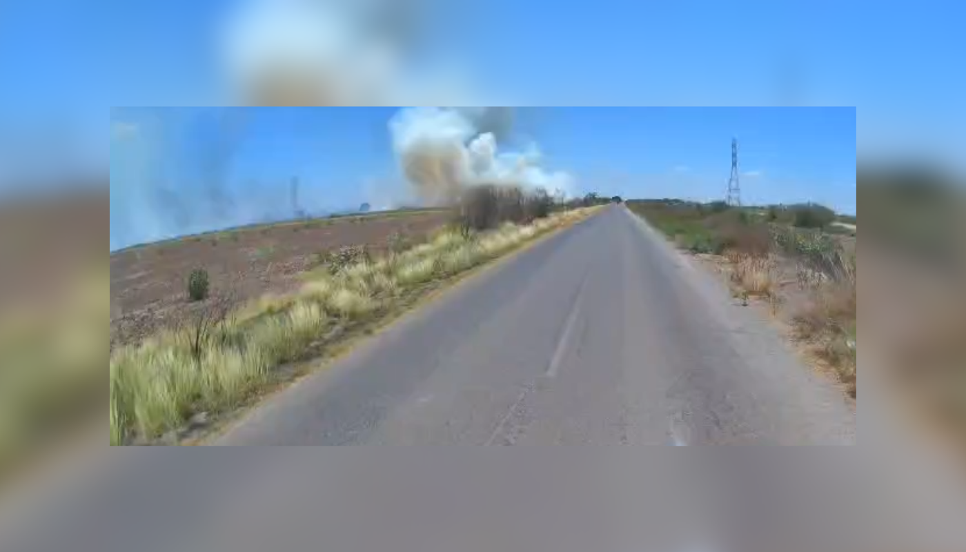 Quema de soca a un costado de la carretera que conecta el ejido Plan de San Luis con la comunidad de Bachomobampo I.