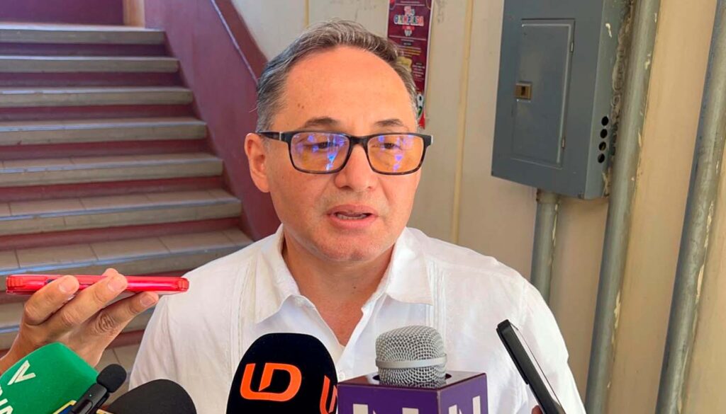 Rector de UAdeO, Pedro Flores Leal