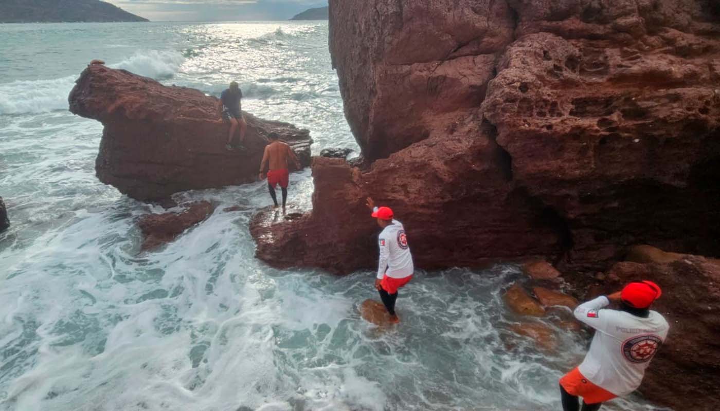 Rescatan a bañista en Mazatlán