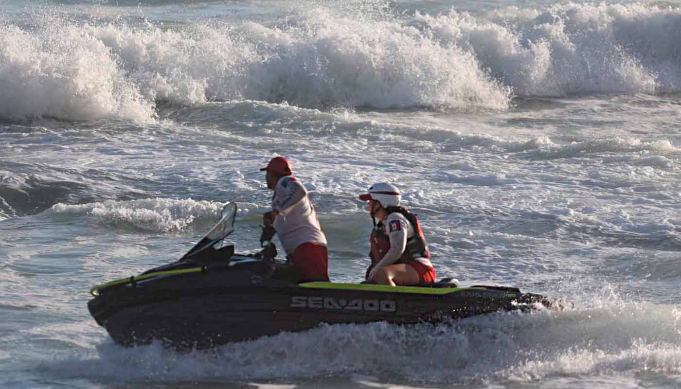 Rescatan a menores arrastrados por corriente en Mazatlán