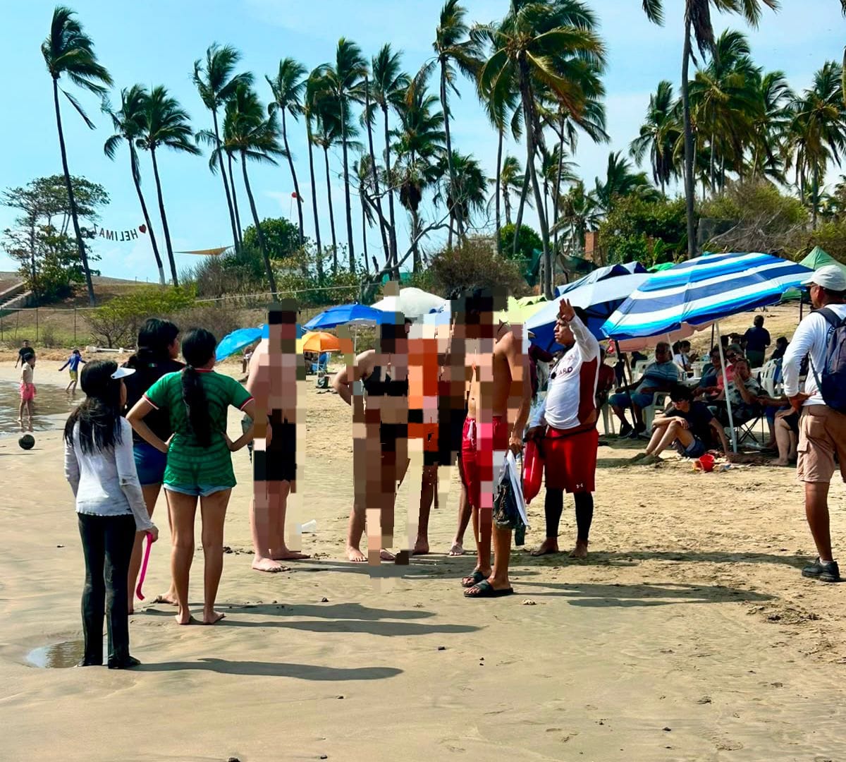 Personal del Escuadrón de Salvamento Acuático junto a las personas auxiliadas.