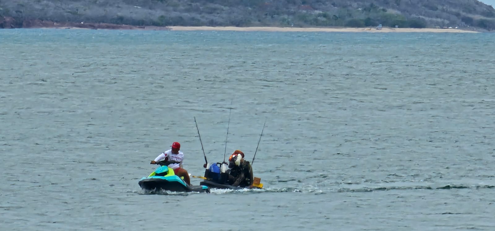 Salvavidas ponen a salvo a hombre que volcó en kayak