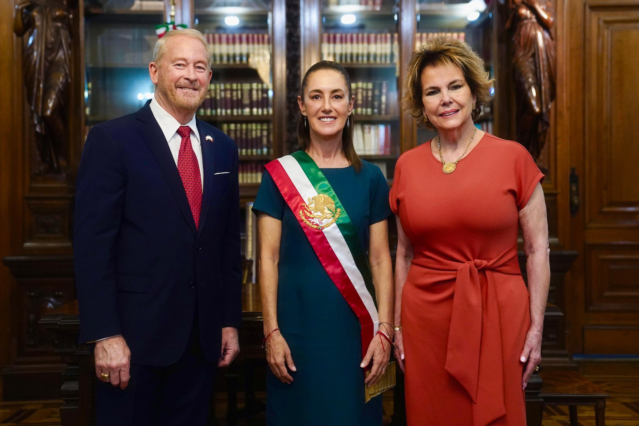 Ronald Johnson, embajador de EU en México, felicita a Sheinbaum por su cumpleaños 64
