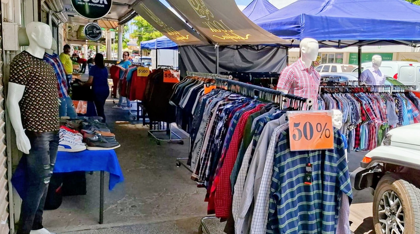 Venta de ropa de hombre.