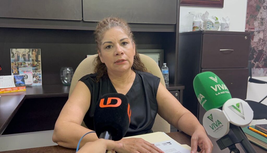 Rosa Amalia Leyva Castro hablando con los medios