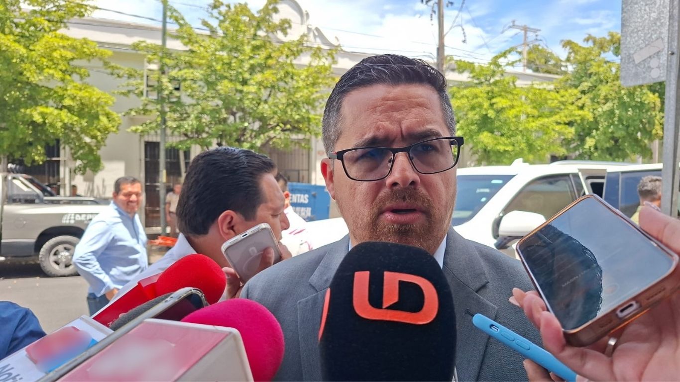 Secretario de Salud Sinaloa hablando a micrófonos de noticieros