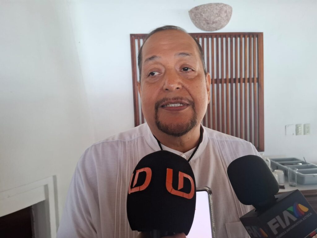 Salvador Flores Trejo hablando con los medios