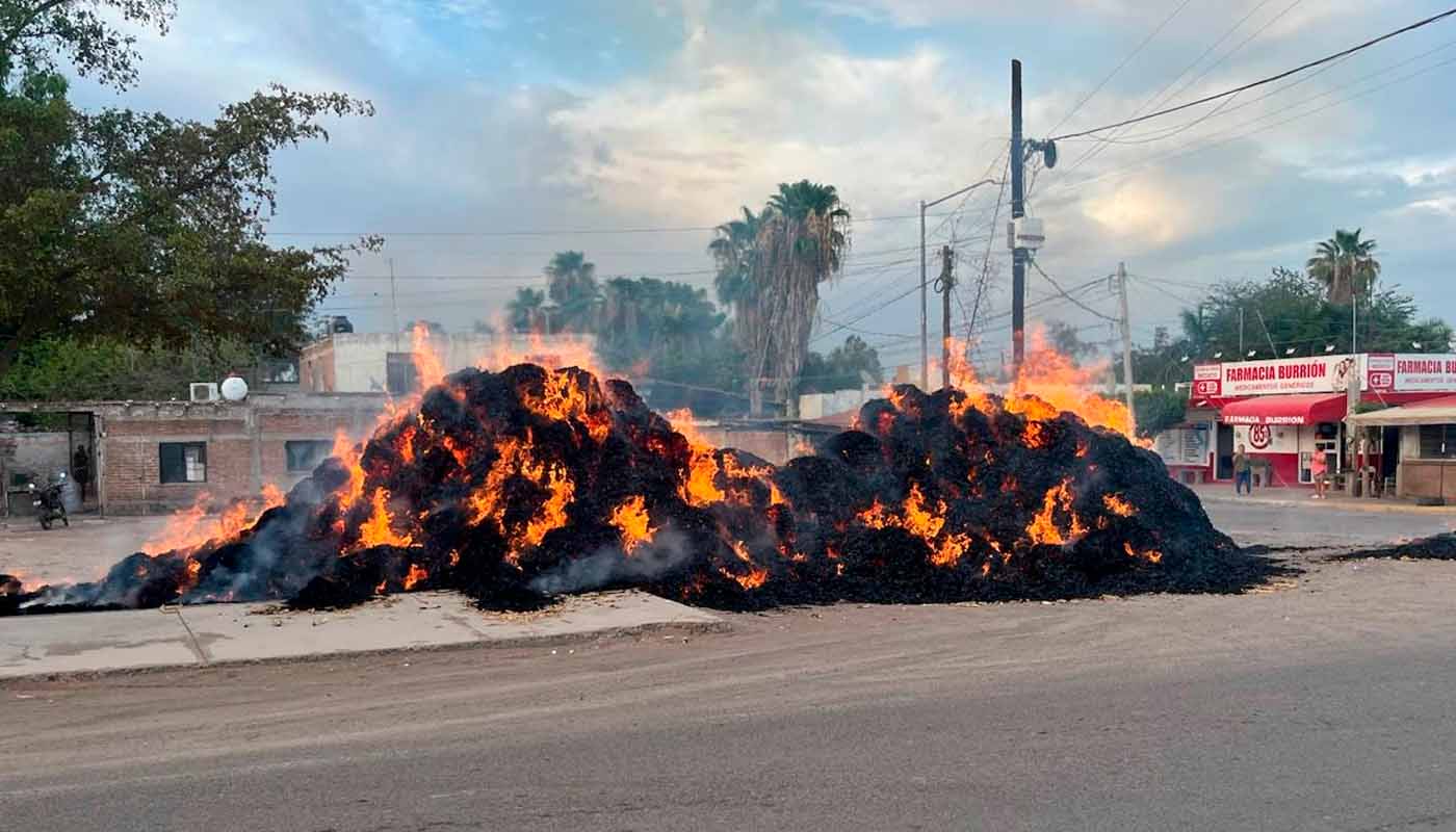 Se incendian dos remolques con pacas en Guasave