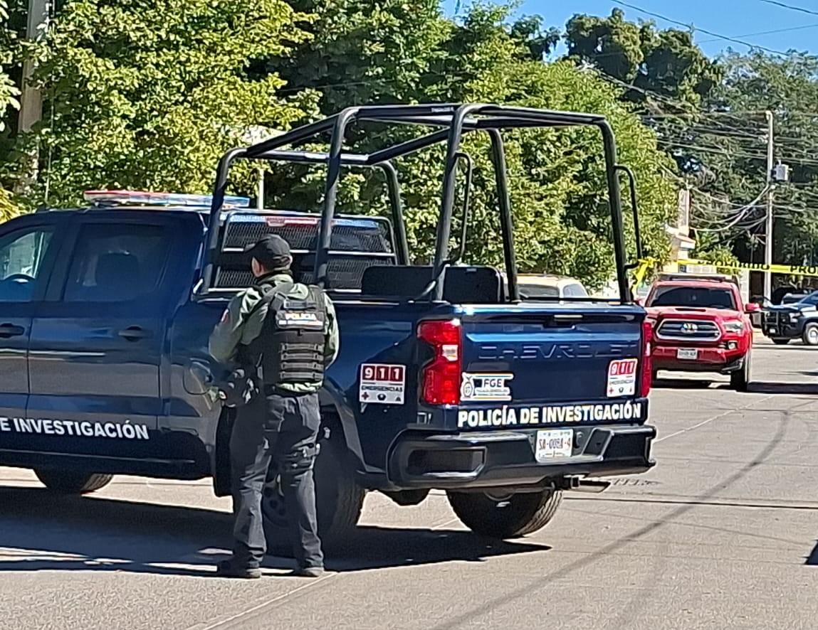 Policía Estatal de Sinaloa y una agente