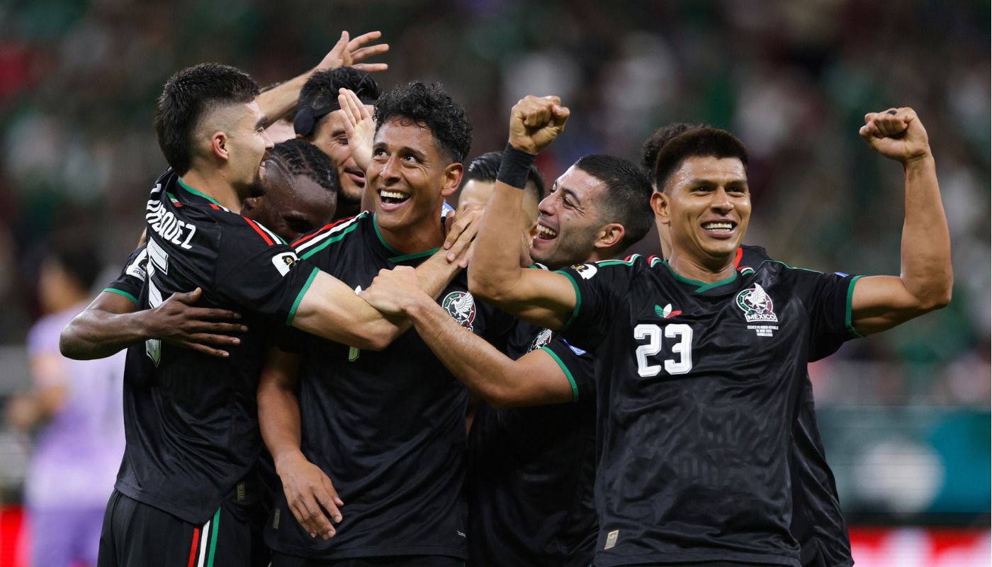 Jugadores abrazando a Luis Romo tras anotar gol a Corea del Sur.