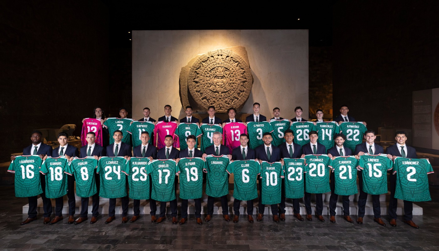 Selección nacional mexicana posando junto a la Piedra del Sol.