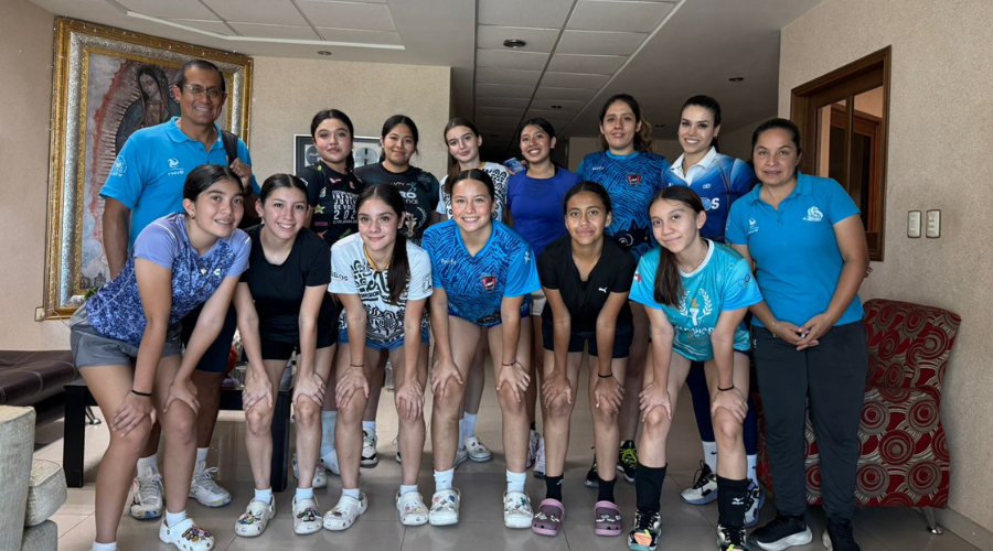 Selectivo de voleibol de Cuernavaca, denominado Cricket, visita las instalaciones de RSN Guasave.