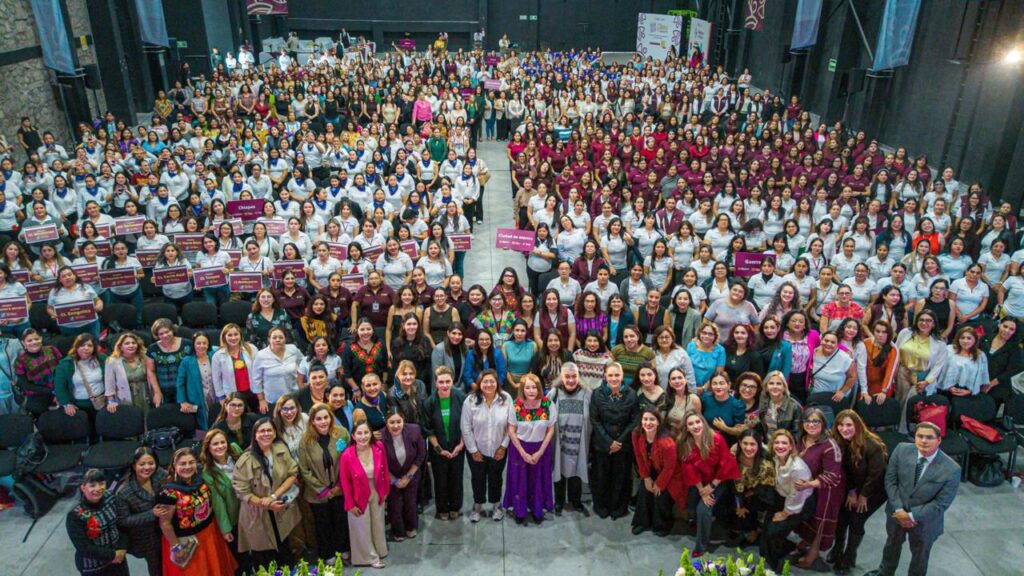 Mujeres junta en una reunión en explanada
