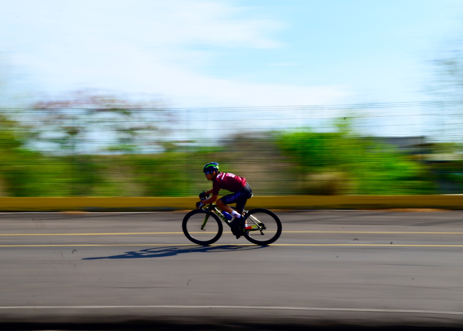 Joven en su bicicleta participando en el Serial de Ciclismo.