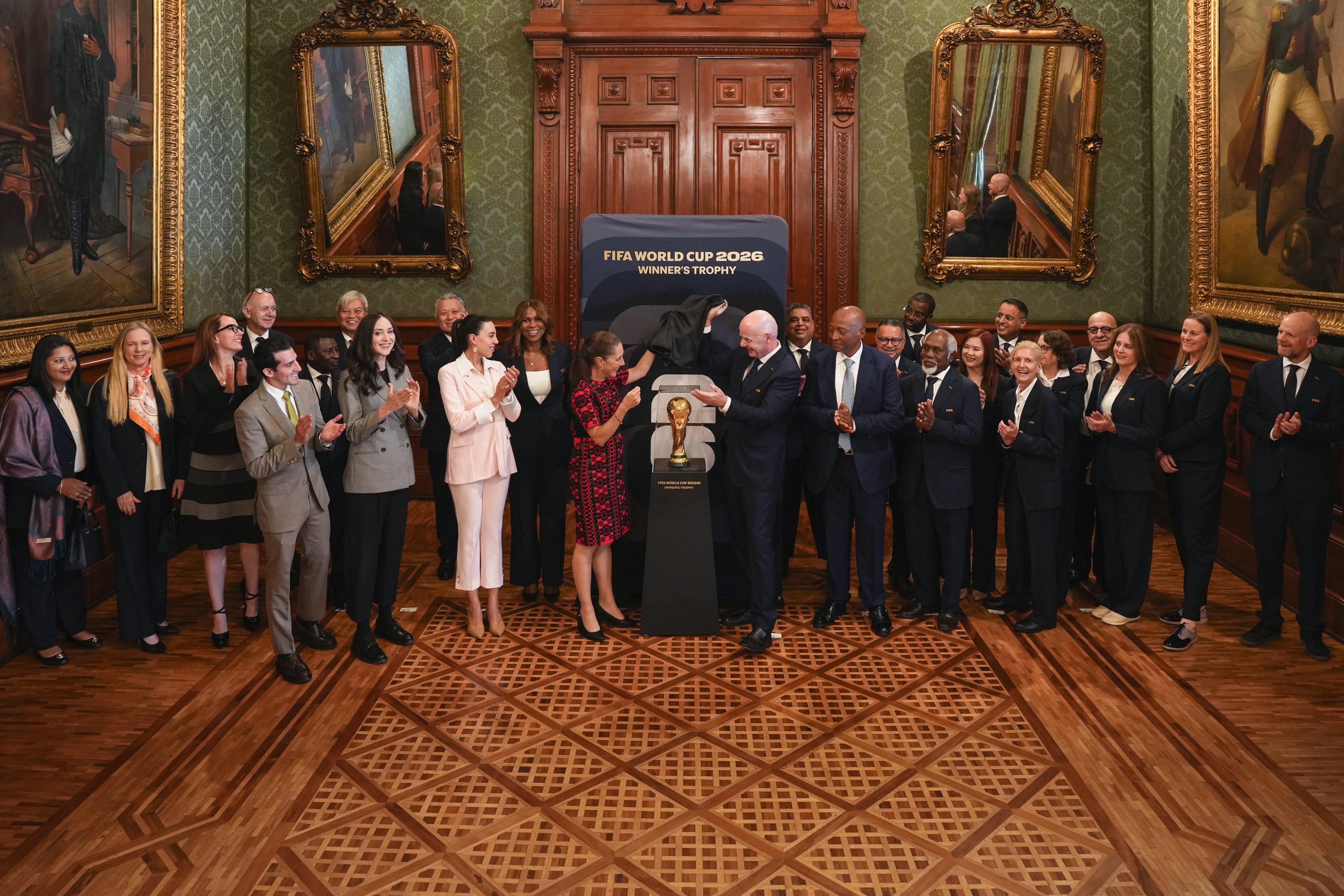 Sheinbaum se reúne con Gianni Infantino y otros representantes de la FIFA previo al Mundial 2026