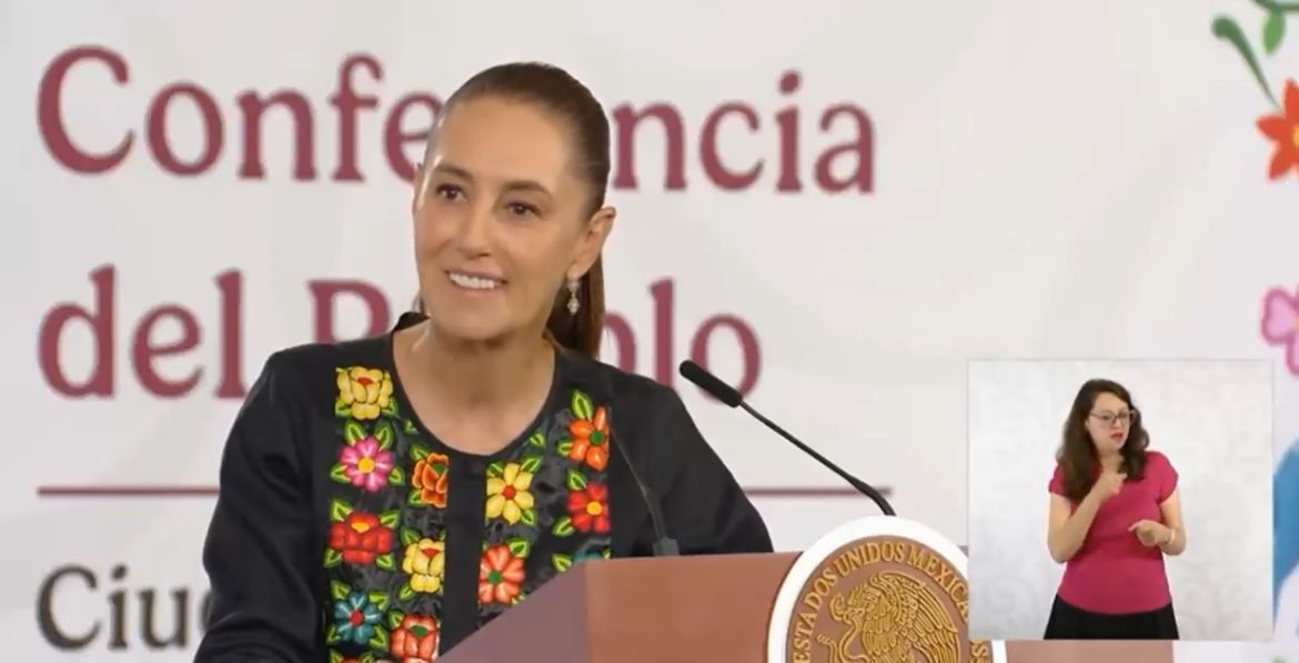 Sheinbaum sonriendo durante la conferencia